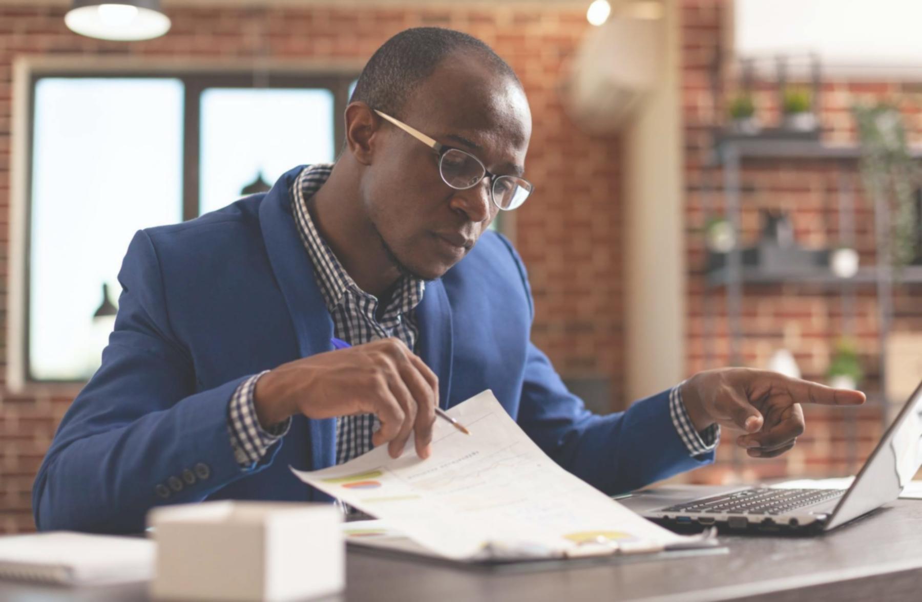 Teilnehmende im interaktiven Online-Kurs mit Lehrkraft auf Coralythena