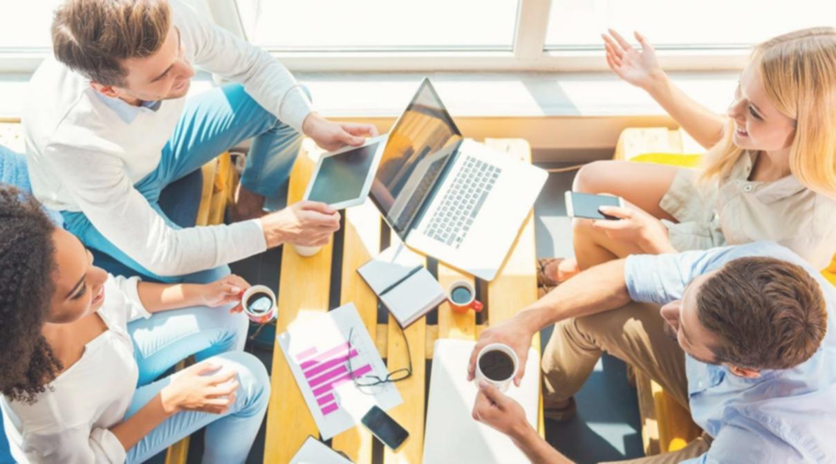 Lernende arbeiten gemeinsam an einem Kurs auf der Coralythena-Plattform