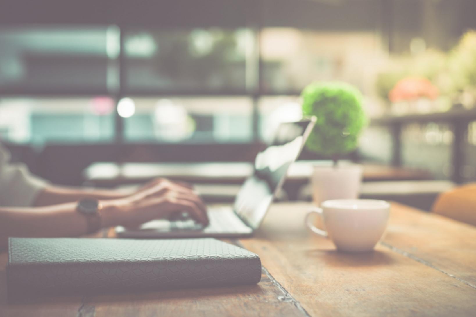 Lernende beim Einzelgespräch mit einer Coralythena-Lehrkraft